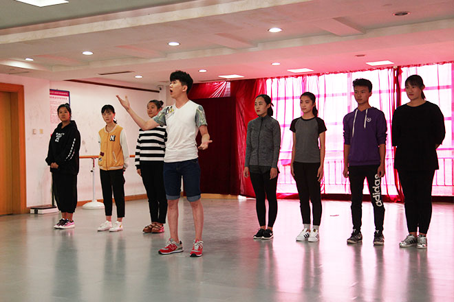 北京星干線表演專(zhuān)業(yè)學(xué)員進(jìn)行聲樂(lè)測(cè)試
