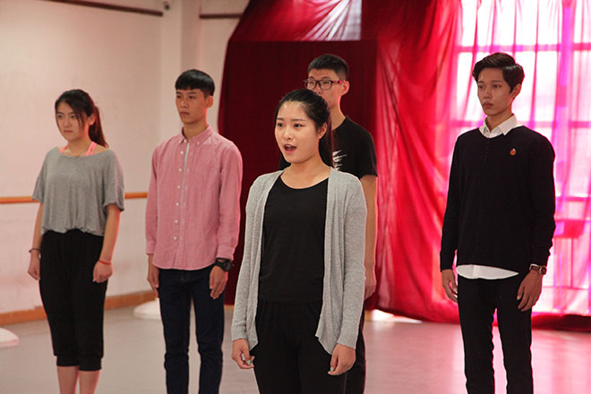 北京星干線表演專(zhuān)業(yè)學(xué)員進(jìn)行聲樂(lè)測(cè)試